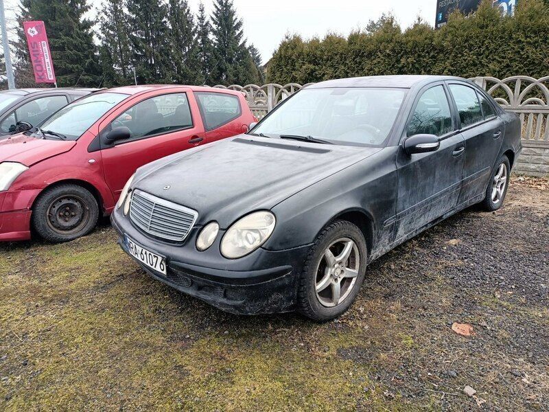 Używany Mercedes E220 102 KM (75 kW) 2005 Czarny Sedan/Limuzyna