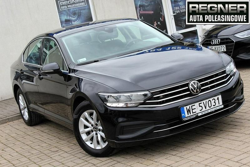 Czarny Używany 2022 VW Passat Sedan/Limuzyna | 73 900 zł (Uczciwa cena) - Obraz 1/4