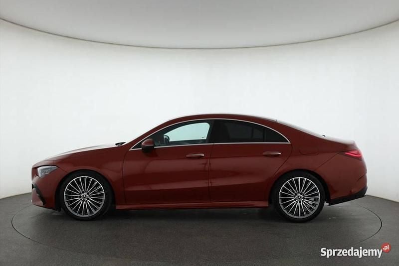 Używany Mercedes CLA200 163 KM (119 kW) 2023 Czerwony Sedan/Limuzyna