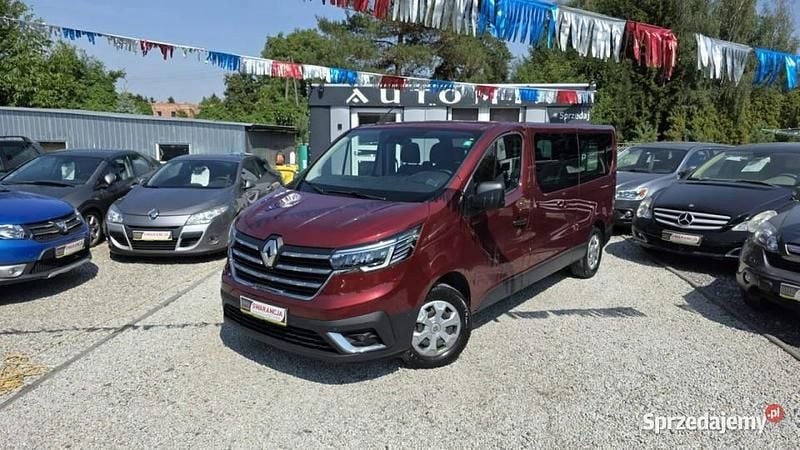 Używany Renault Trafic 150 KM (110 kW) 2023 Bordowy Minivan