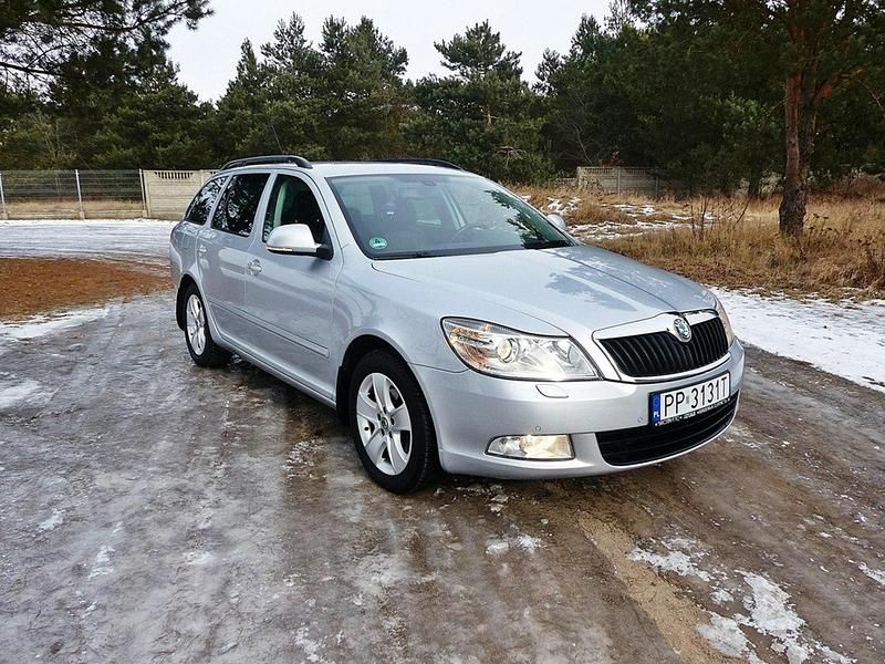 Używany Skoda Octavia Elegance 105 KM (77 kW) 2011 Srebrny (metalik) Kombi