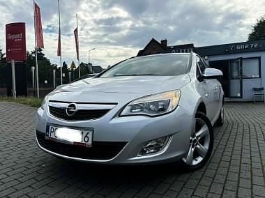 Srebrny Używany 2012 Opel Astra Kombi | 19 500 zł (Dobra cena) - Obraz 1/4
