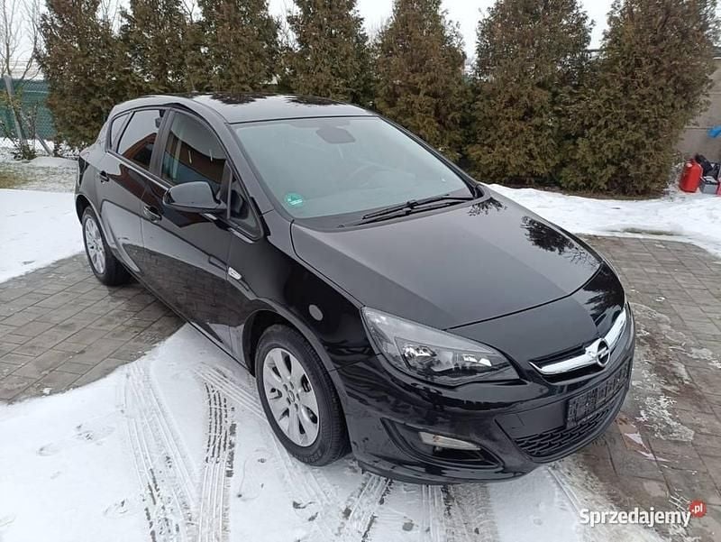 Używany Opel Astra 2015 Czarny Sedan/Limuzyna