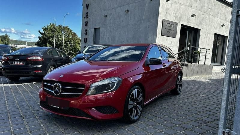 Czerwony (metalik) Używany 2012 Mercedes A200 Hatchback | 48 000 zł - Obraz 1/4