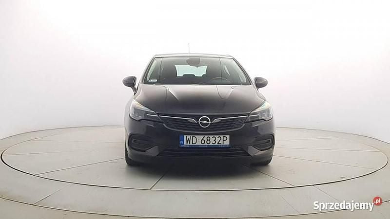 Czarny (metalik) Używany 2021 Opel Astra Edition Hatchback | 39 850 zł (Dobra cena) - Obraz 1/4