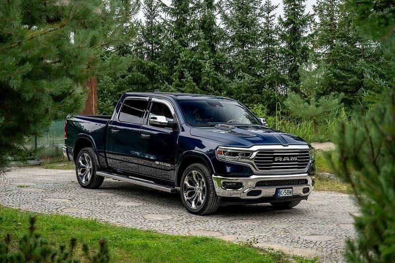 Niebieski (metalik) Używany 2021 RAM 1500 Pickup | 219 777 zł (Dobra cena) - Obraz 1/4