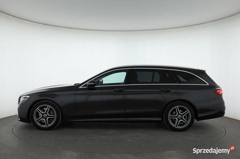 Używany Mercedes E220 194 KM (142 kW) 2021 Czarny Kombi