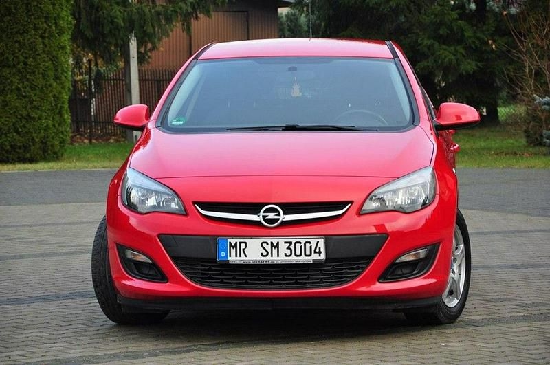 Używany Opel Astra 115 KM (84 kW) 2015 Czerwony (metalik) Sedan/Limuzyna