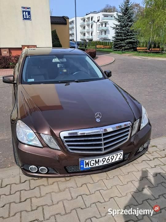 Używany Mercedes E220 2010 Brązowy Sedan/Limuzyna