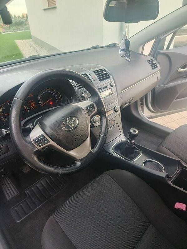 Używany Toyota Avensis 2011 Srebrny Kombi