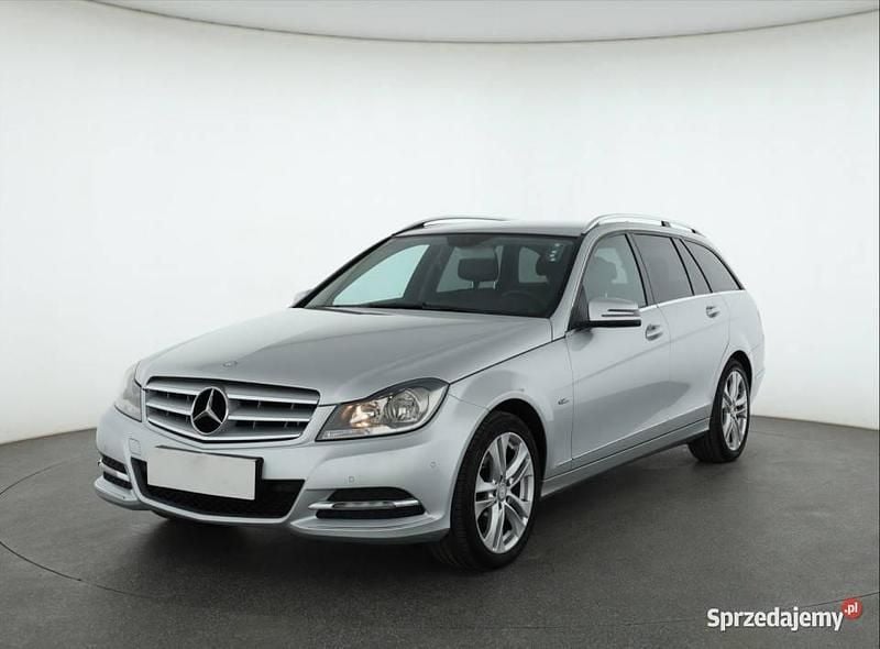 Używany Mercedes C180 156 KM (114 kW) 2011 Srebrny Kombi