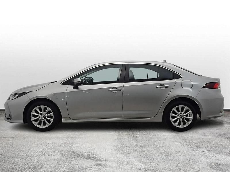 Używany Toyota Corolla Comfort 125 KM (91 kW) 2022 Srebrny Sedan/Limuzyna