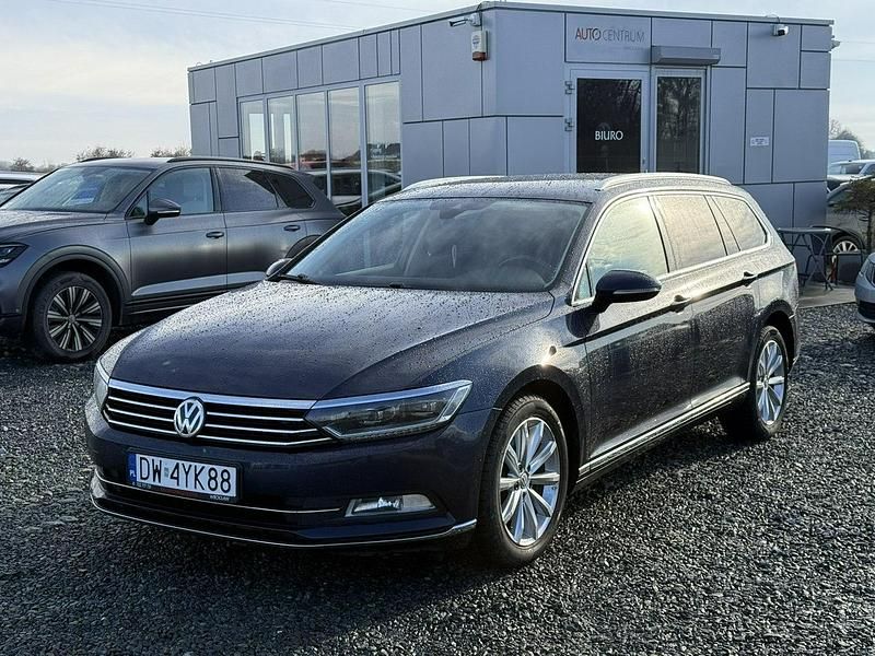 Używany VW Passat 190 KM (139 kW) 2016 Niebieski ciemny (metalik) Kombi