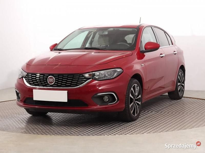 Używany Fiat Tipo 2017 Czerwony Hatchback