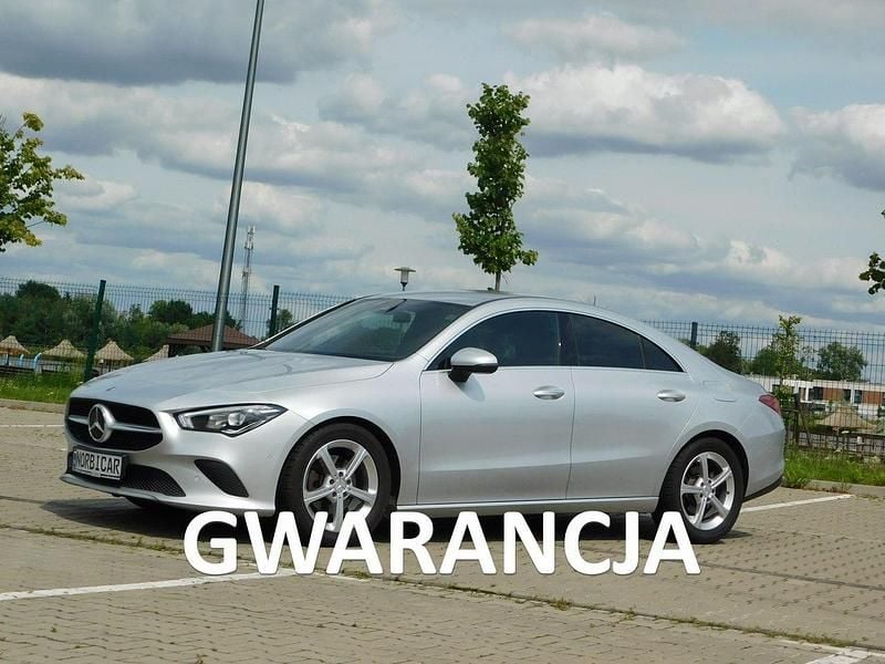 Srebrny (metalik) Używany 2020 Mercedes CLA200 Sedan/Limuzyna | 92 222 zł (Dobra cena) - Obraz 1/4