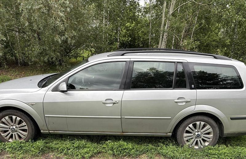 Używany Ford Mondeo Ghia 2002 Srebrny Kombi