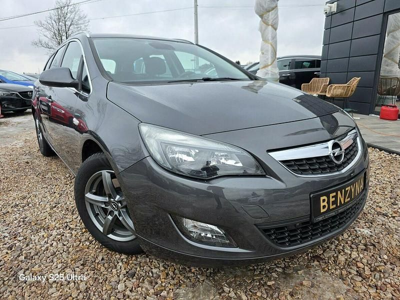 Używany Opel Astra 180 KM (132 kW) 2012 Szary (metalik, perła) Kombi
