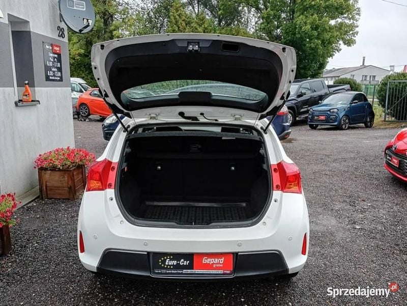 Używany Toyota Auris 132 KM (97 kW) 2013 Biały Hatchback