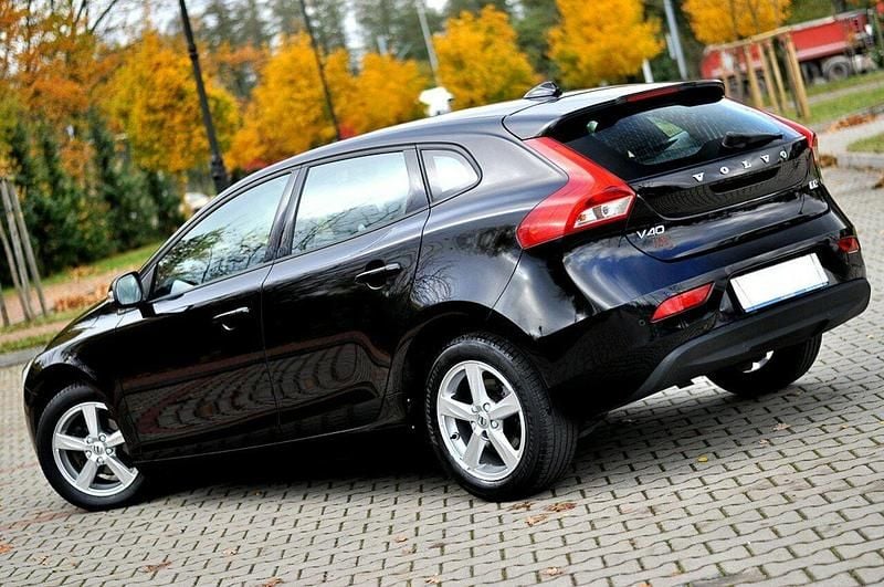 Używany Volvo V40 120 KM (88 kW) 2017 Czarny (metalik, perła) Hatchback