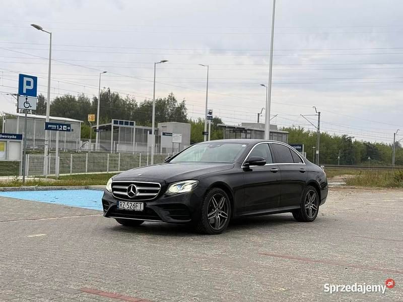 Czarny Używany 2018 Mercedes E220 AMG Sedan/Limuzyna | 79 000 zł - Obraz 1/4