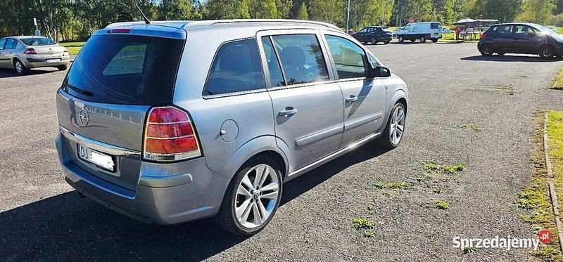 Srebrny Używany 2005 Opel Zafira Minivan | 14 500 zł - Obraz 1/4