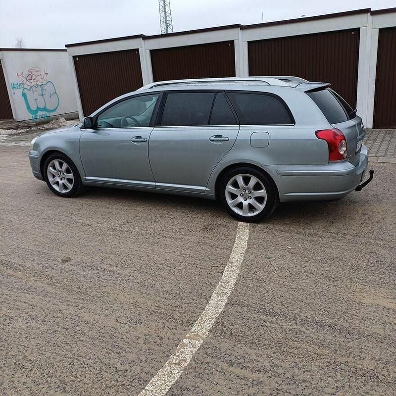 Używany Toyota Avensis 126 KM (92 kW) 2007 Szary Kombi