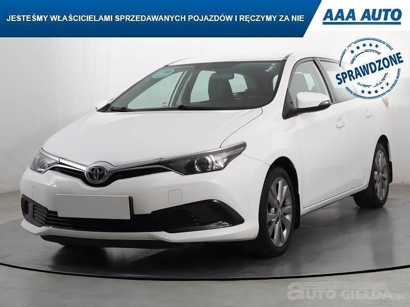 Używany Toyota Auris 132 KM (97 kW) 2018 Biały