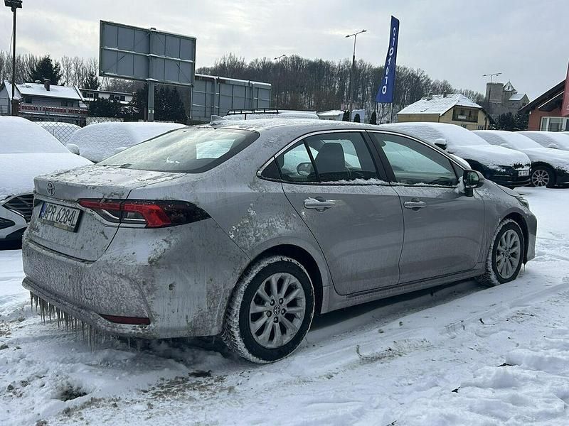 Używany Toyota Corolla 125 KM (91 kW) 2022 Srebrny Sedan/Limuzyna