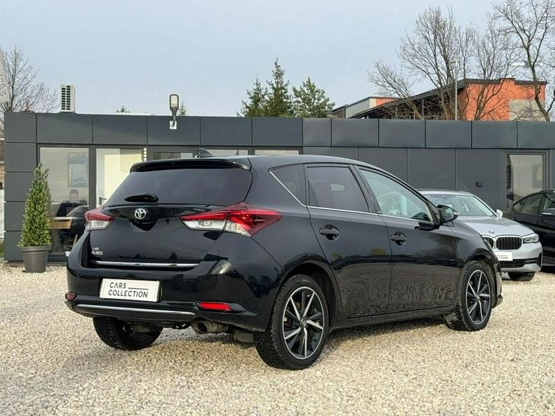 Używany Toyota Auris 116 KM (85 kW) 2018 Czarny Hatchback