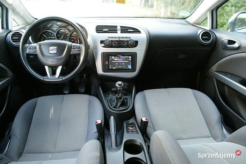 Używany Seat Leon 2011 Srebrny Hatchback