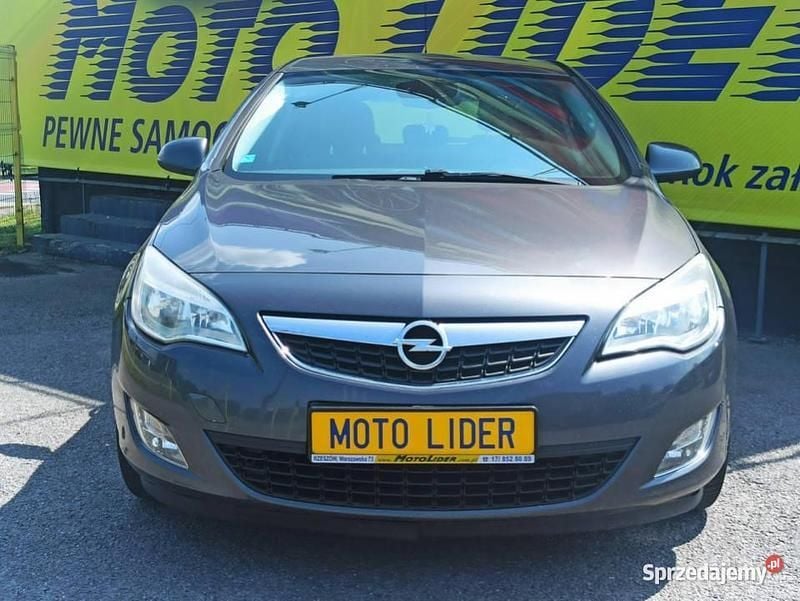 Beżowy Używany 2011 Opel Astra Cosmo Hatchback | 17 900 zł (Uczciwa cena) - Obraz 1/4