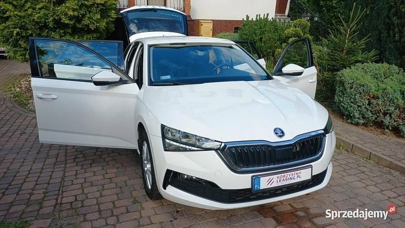 Biały Używany 2020 Skoda Scala Hatchback | 31 600 zł (Super Cena) - Obraz 1/4