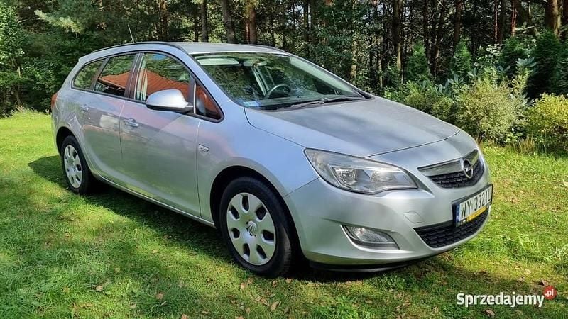 Srebrny Używany 2011 Opel Astra Kombi | 15 000 zł (Dość drogi) - Obraz 1/4