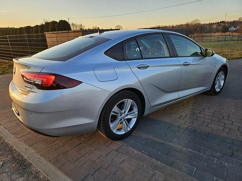 Używany Opel Insignia 141 KM (103 kW) 2018 Srebrny (metalik) Hatchback