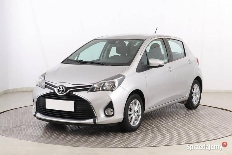 Używany Toyota Yaris 99 KM (72 kW) 2016 Srebrny Hatchback