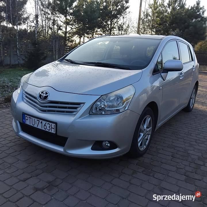 Srebrny Używany 2009 Toyota Verso Minivan | 22 000 zł (Uczciwa cena) - Obraz 1/4