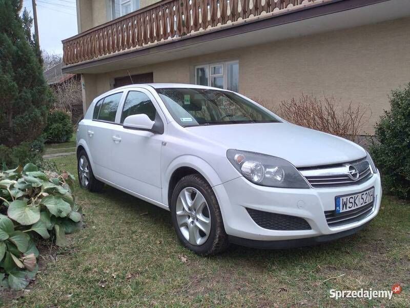 Biały Używany 2012 Opel Astra Hatchback | 18 500 zł (Uczciwa cena) - Obraz 1/4