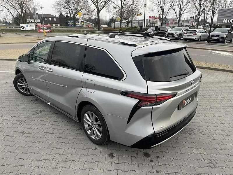 Używany Toyota Sienna 266 KM (195 kW) 2021 Srebrny (metalik) Minivan