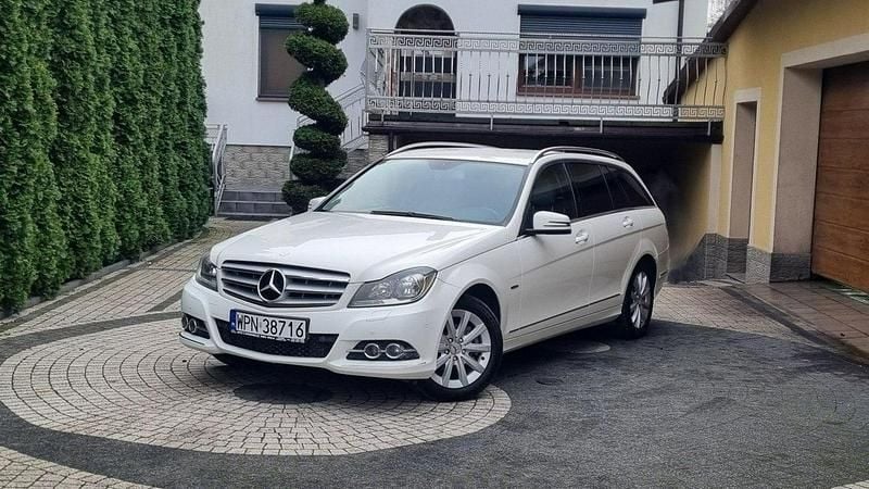 Biały (metalik) Używany 2011 Mercedes C180 Kombi | 32 900 zł (Uczciwa cena) - Obraz 1/4