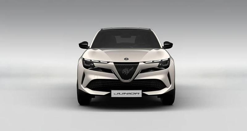 Nowe Alfa Romeo Junior 145 KM (106 kW) 2025 Lakier metalizowany szary z czarnym dachem  scala SUV