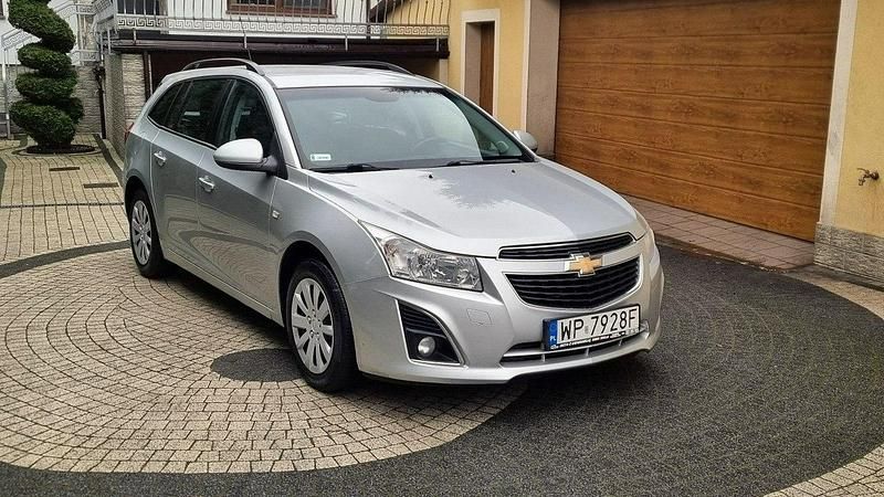 Srebrny (metalik) Używany 2013 Chevrolet Cruze Kombi | 15 900 zł (Uczciwa cena) - Obraz 1/4