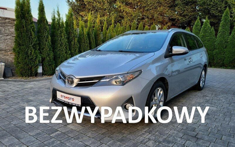 Używany Toyota Auris 90 KM (66 kW) 2013 Srebrny (metalik) Sedan/Limuzyna