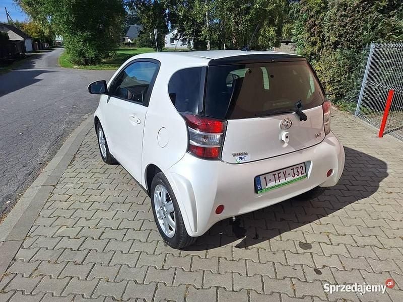 Biały Używany 2010 Toyota iQ Hatchback | 13 900 zł - Obraz 1/4