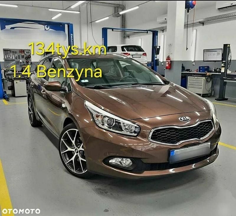 Używany Kia Ceed Attract 2013 Brązowobeżowy Hatchback