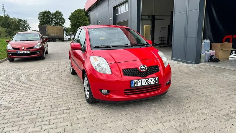 Czerwony (metalik) Używany 2008 Toyota Yaris Hatchback | 15 900 zł (Dobra cena) - Obraz 1/4