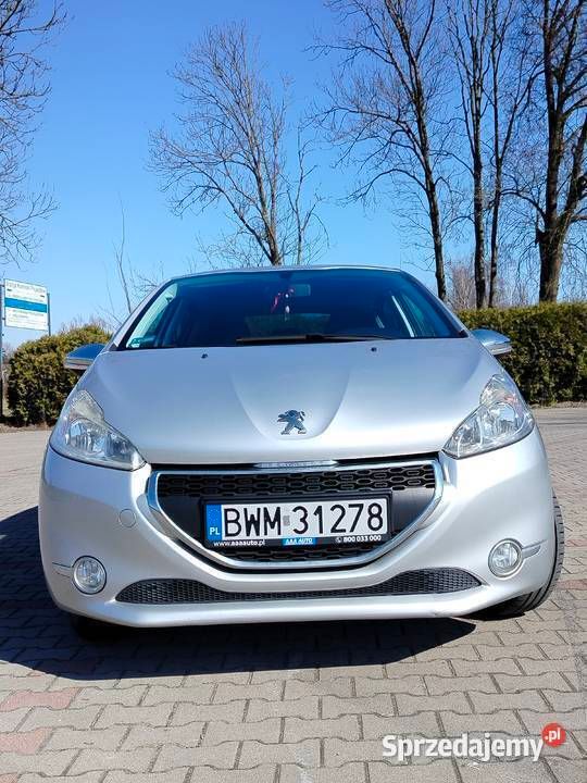 Srebrny Używany 2014 Peugeot 208 Style Hatchback | 31 000 zł - Obraz 1/4