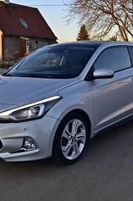 Używany Hyundai i20 101 KM (74 kW) 2015 Srebrny Coupe