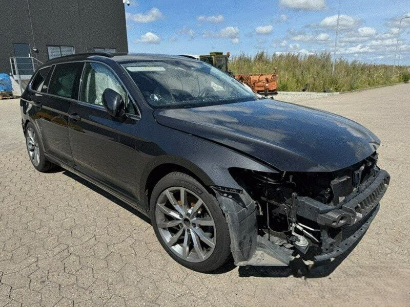 Czarny Używany 2022 VW Passat Kombi | 42 000 zł - Obraz 1/4