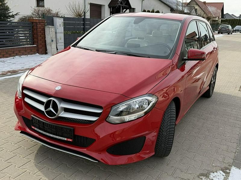 Używany Mercedes B180 122 KM (89 kW) 2015 Czerwony Minivan