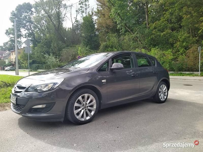 Brązowy Używany 2013 Opel Astra Hatchback | 21 700 zł (Dobra cena) - Obraz 1/4